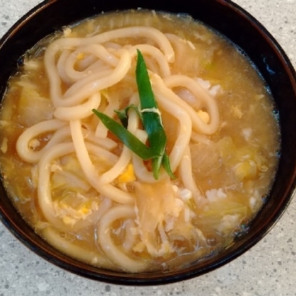 体調が悪い子供に美味しく食べやすい物をと思いレシピを探して見つけました♥️ネギの他に白菜も入れて作らせて頂きました♫フワフワあんかけは思った以上に好評でした♥️